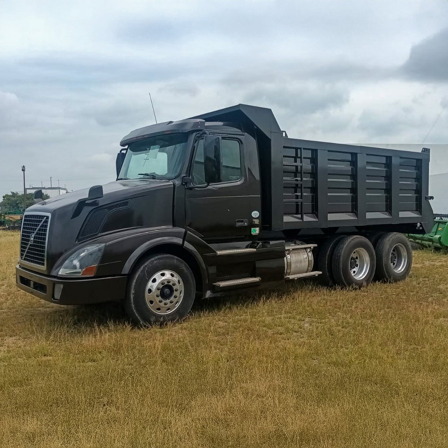 2015 Volvo VNL Dump Truck