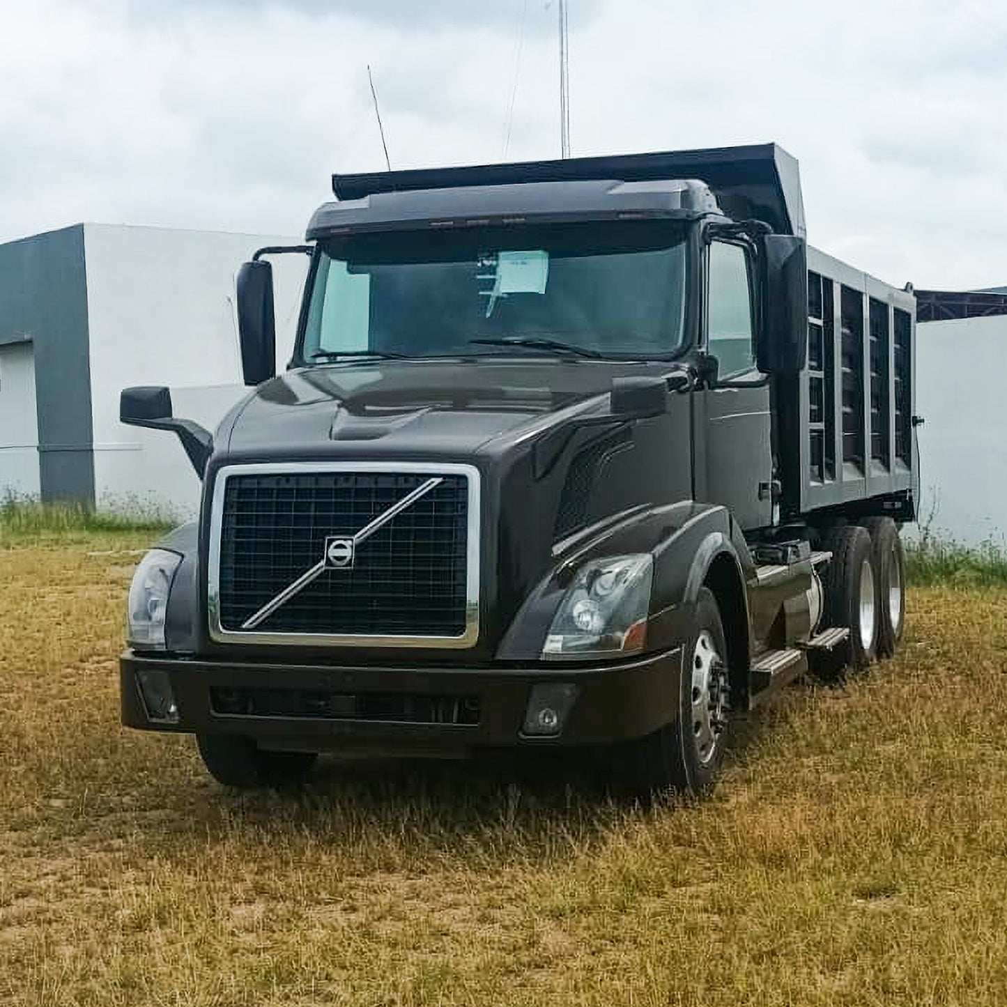 2015 Volvo VNL Dump Truck