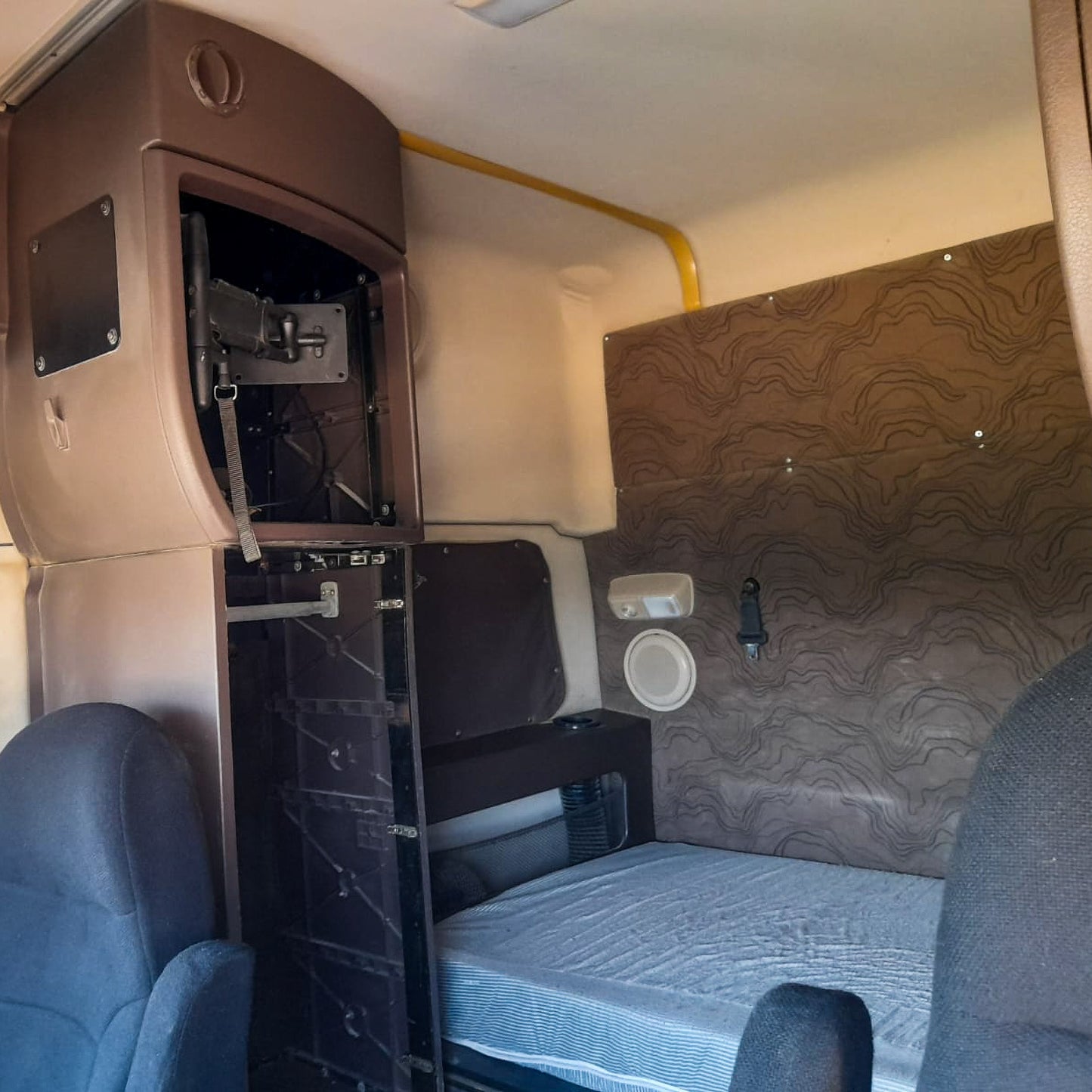2015 Volvo VNL670