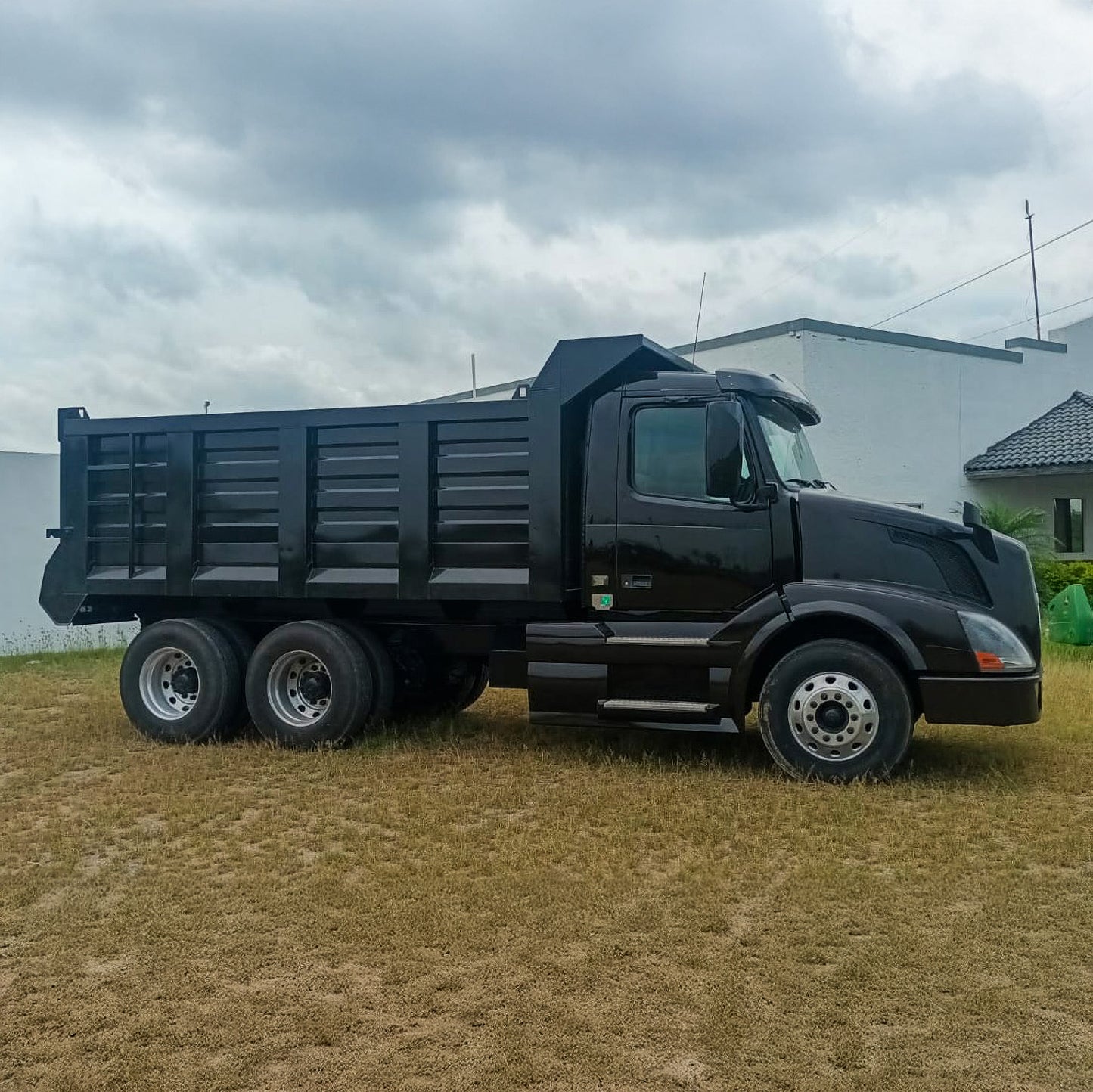 2015 Volvo VNL Dump Truck