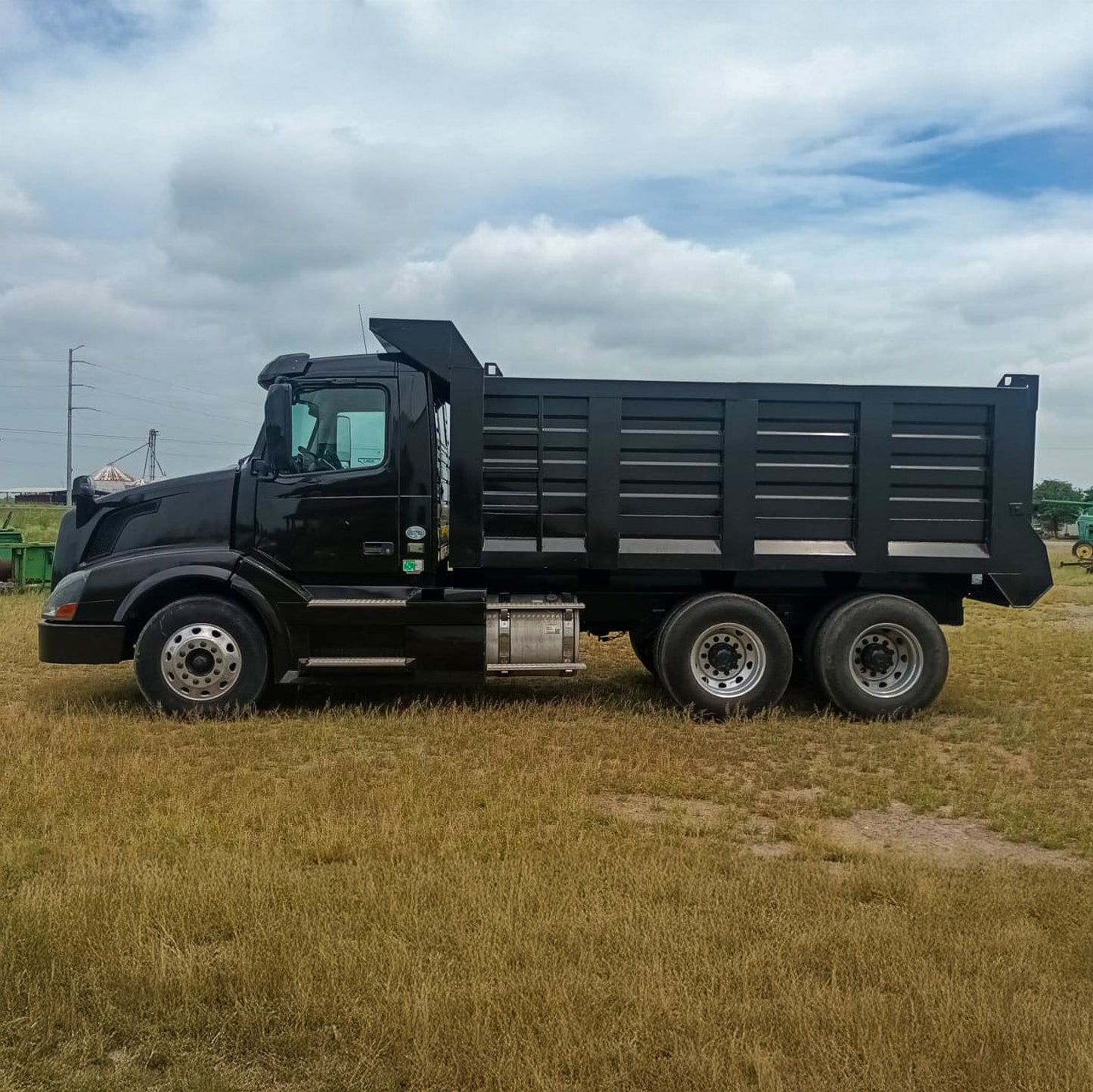 2015 Volvo VNL Dump Truck